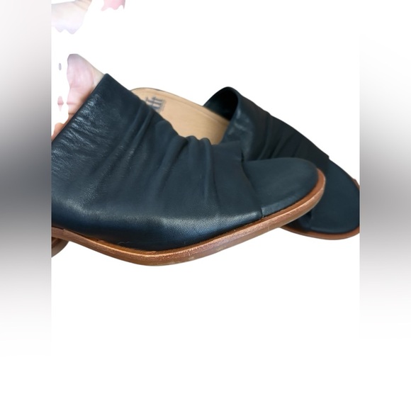 Sofft Chrissie Black Leather Heeled Slide
Sandals size 8.5 preloved - Picture 6 of 11